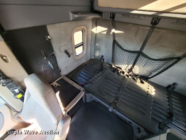 image for item L1253 2011 Freightliner Cascadia 125  semi truck