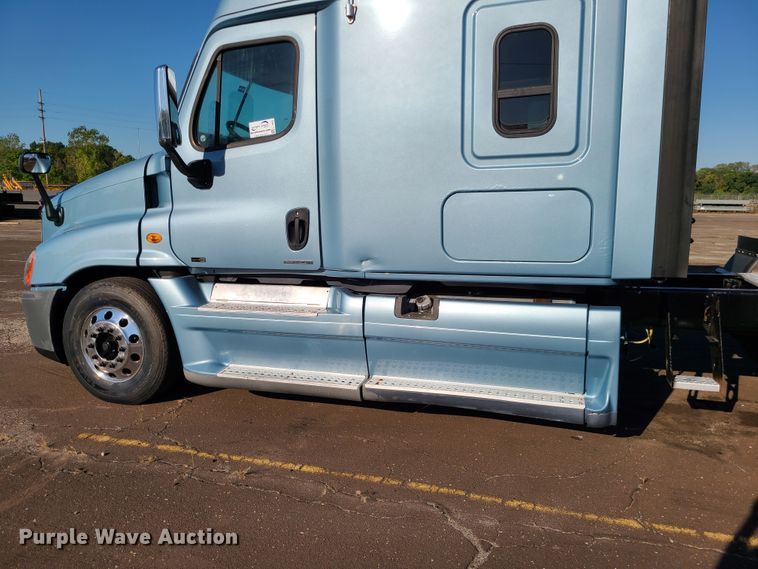 image for item L1253 2011 Freightliner Cascadia 125  semi truck