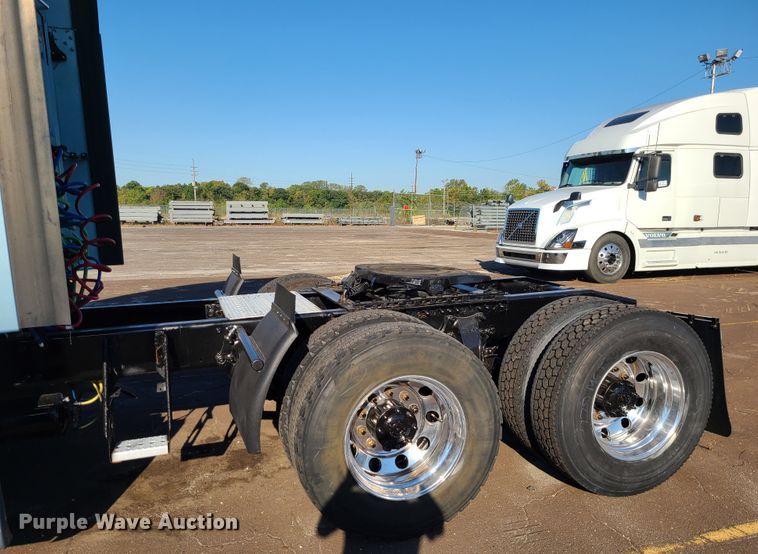 image for item L1253 2011 Freightliner Cascadia 125  semi truck