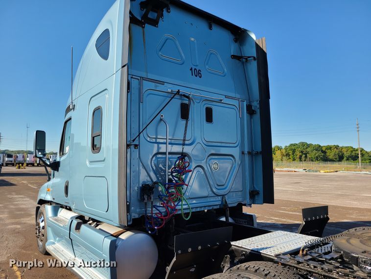 image for item L1253 2011 Freightliner Cascadia 125  semi truck