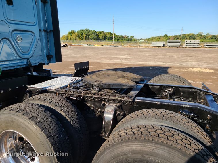 image for item L1253 2011 Freightliner Cascadia 125  semi truck