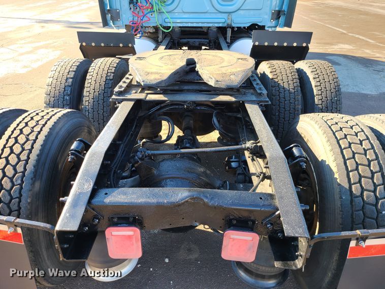 image for item L1253 2011 Freightliner Cascadia 125  semi truck