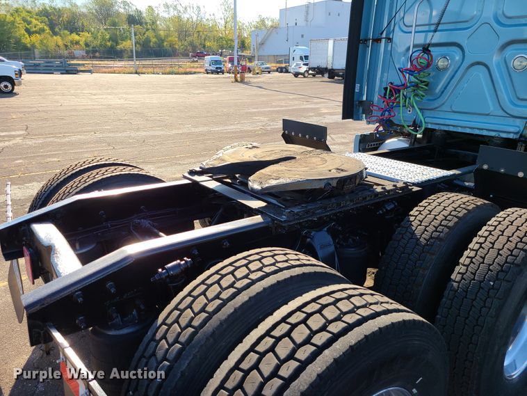 image for item L1253 2011 Freightliner Cascadia 125  semi truck