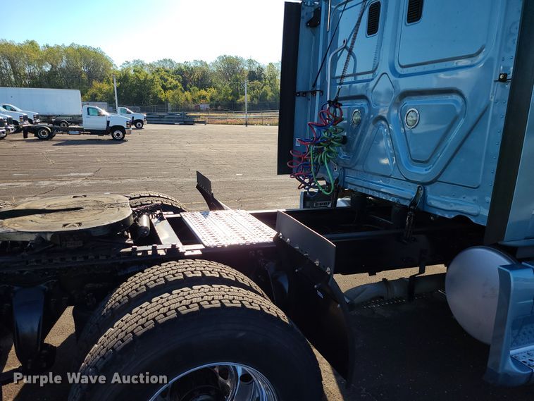 image for item L1253 2011 Freightliner Cascadia 125  semi truck