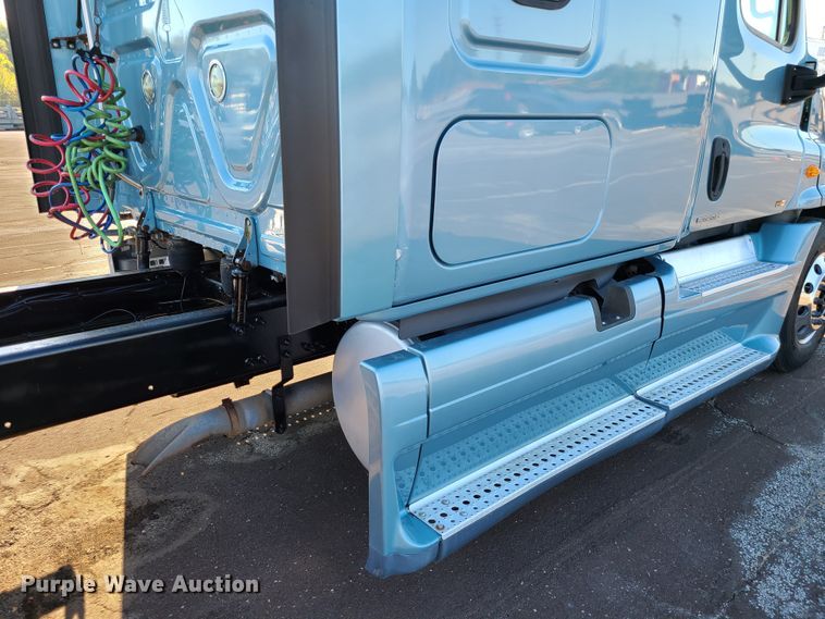 image for item L1253 2011 Freightliner Cascadia 125  semi truck