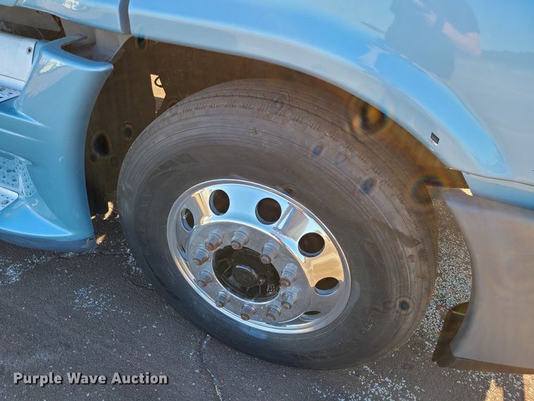 image for item L1253 2011 Freightliner Cascadia 125  semi truck