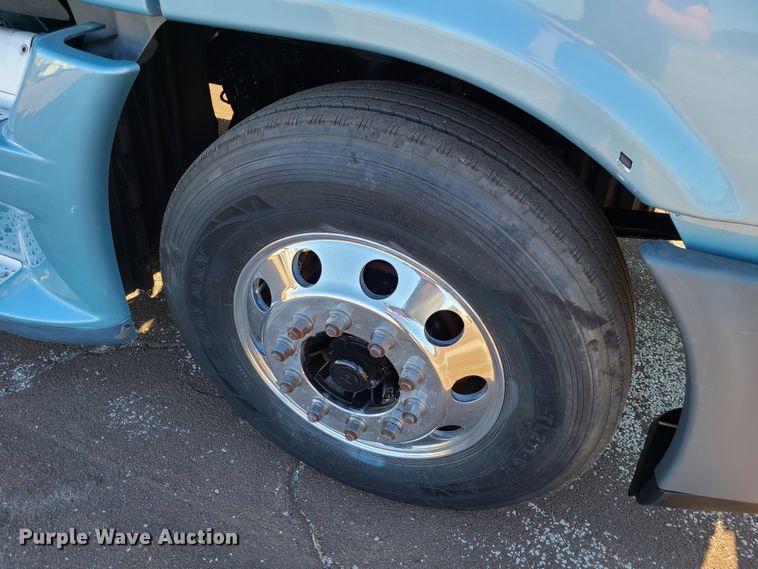 image for item L1253 2011 Freightliner Cascadia 125  semi truck