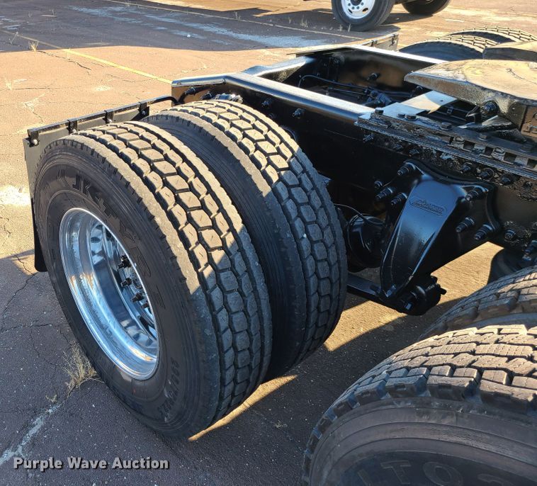 image for item L1253 2011 Freightliner Cascadia 125  semi truck