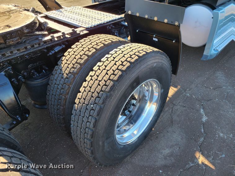 image for item L1253 2011 Freightliner Cascadia 125  semi truck