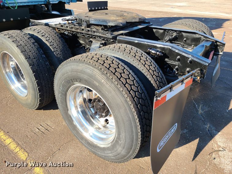 image for item L1253 2011 Freightliner Cascadia 125  semi truck