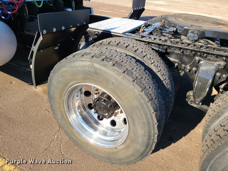 image for item L1253 2011 Freightliner Cascadia 125  semi truck