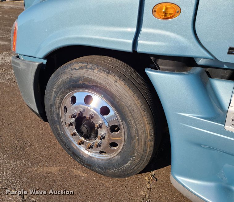 image for item L1253 2011 Freightliner Cascadia 125  semi truck