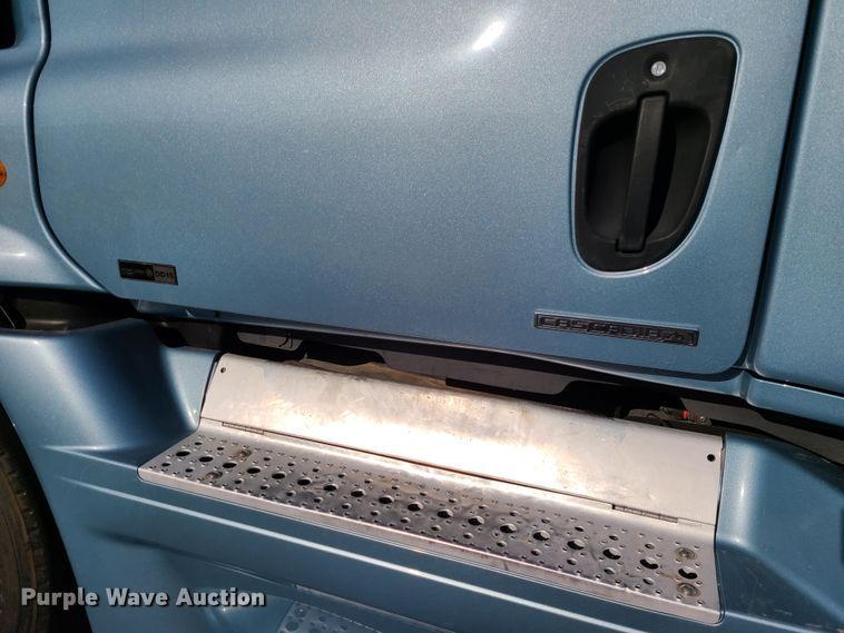 image for item L1253 2011 Freightliner Cascadia 125  semi truck