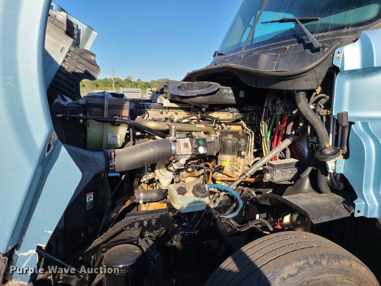 image for item L1253 2011 Freightliner Cascadia 125  semi truck