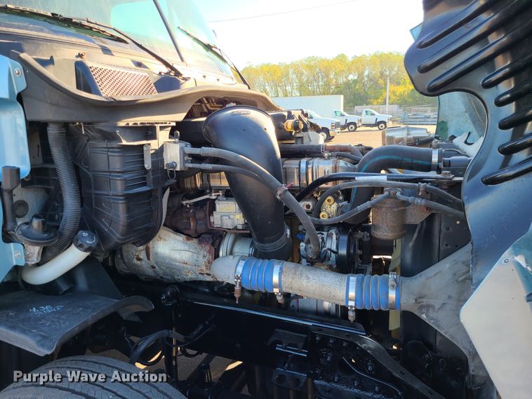 image for item L1253 2011 Freightliner Cascadia 125  semi truck