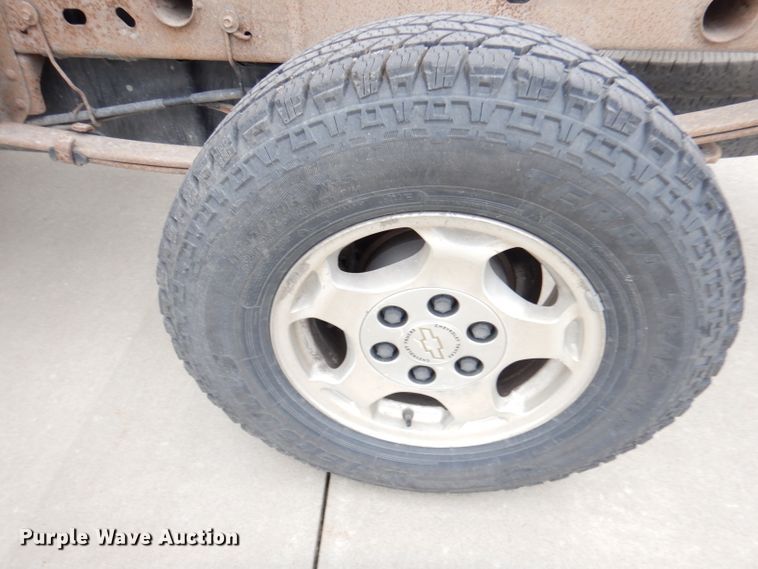 image for item DG0881 2003 Chevrolet Silverado 1500  pickup truck cab and chassis