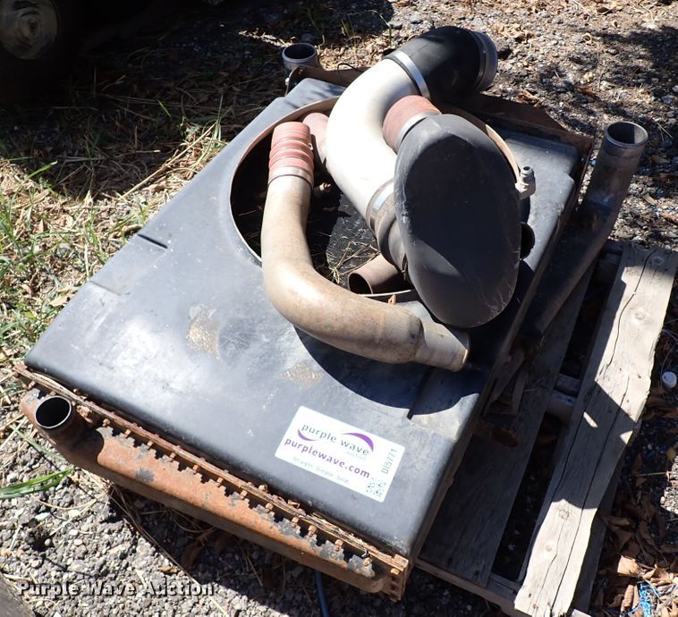 image for item DI5771 Mack radiator