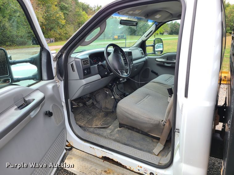 image for item DI6246 2003 Ford F450 Super Duty XL  flatbed truck