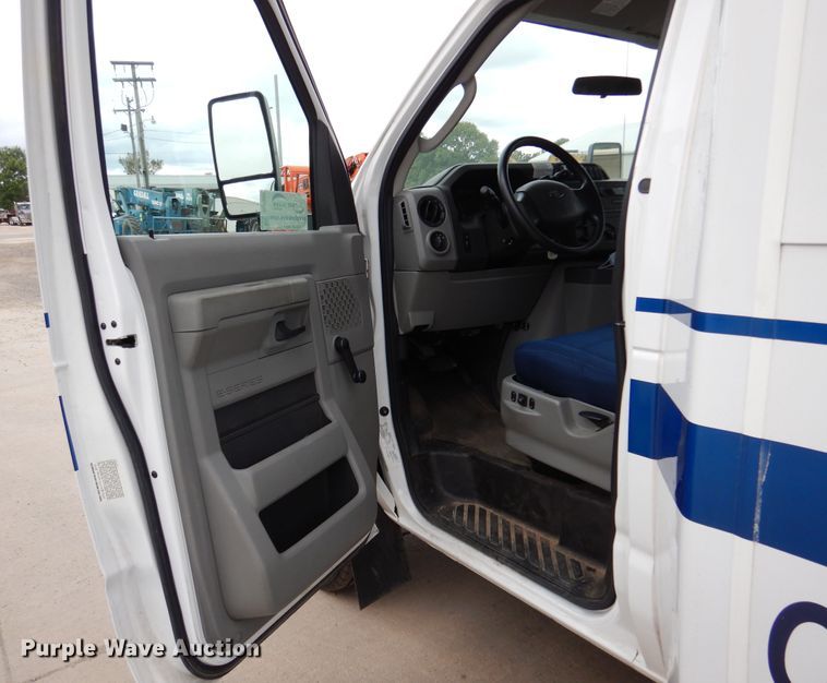 image for item DJ7390 2010 Ford E450  shuttle bus