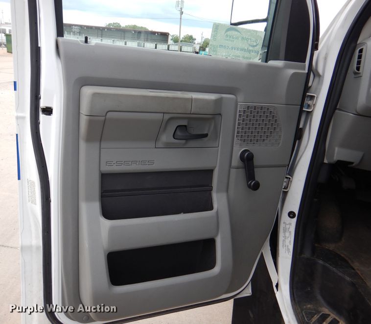 image for item DJ7390 2010 Ford E450  shuttle bus