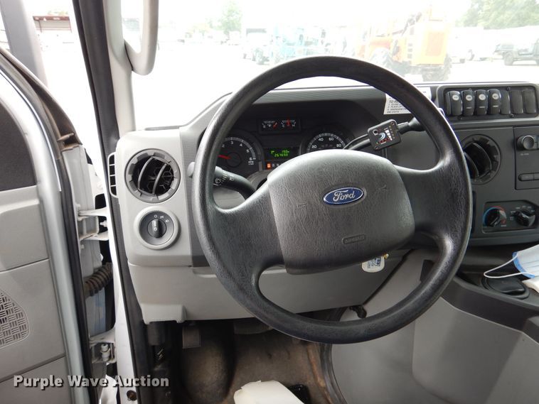 image for item DJ7390 2010 Ford E450  shuttle bus