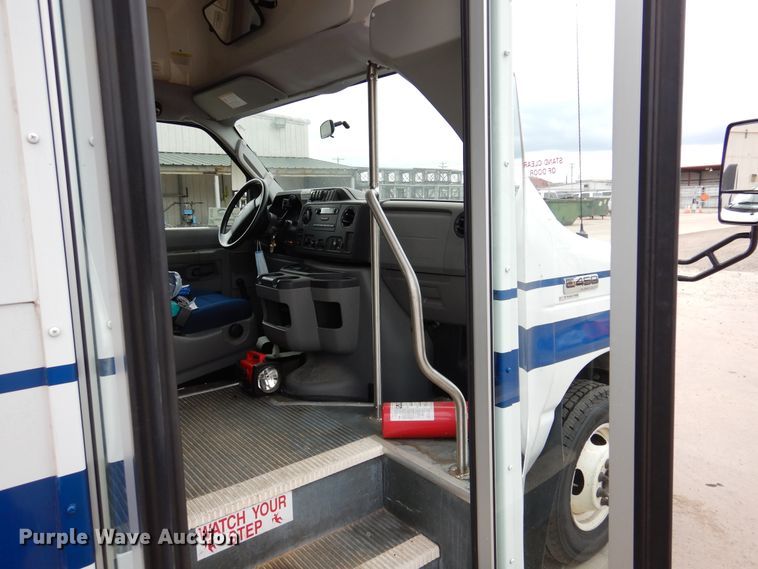 image for item DJ7390 2010 Ford E450  shuttle bus