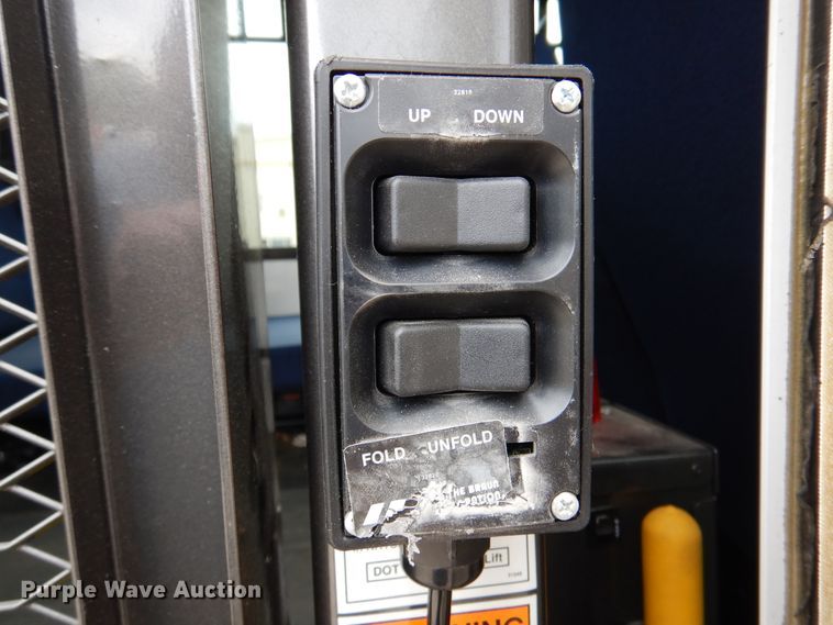 image for item DJ7390 2010 Ford E450  shuttle bus