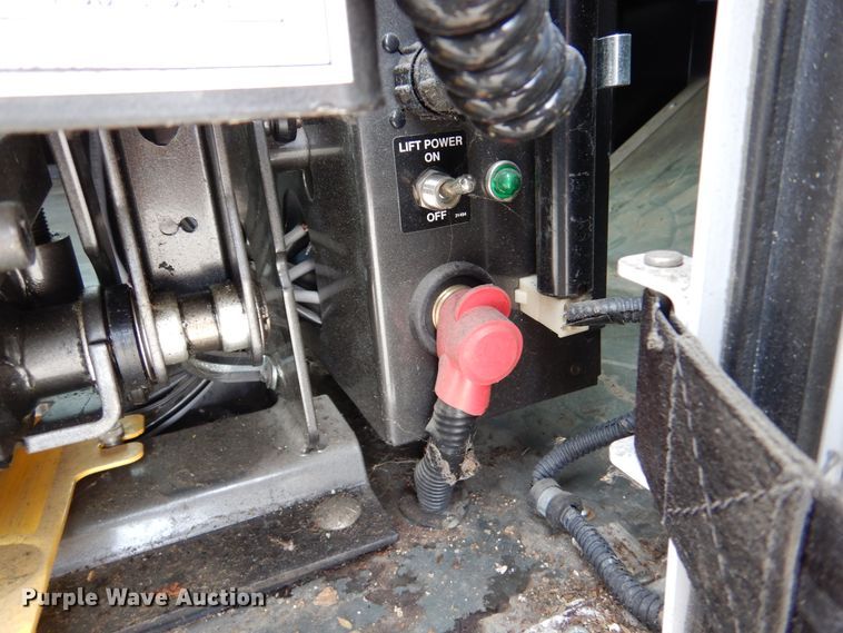 image for item DJ7390 2010 Ford E450  shuttle bus