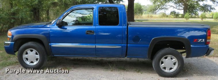 image for item DN5995 2004 GMC Sierra 1500  Ext. Cab pickup truck