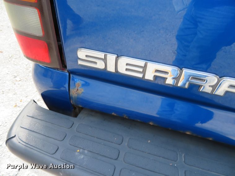 image for item DN5995 2004 GMC Sierra 1500  Ext. Cab pickup truck