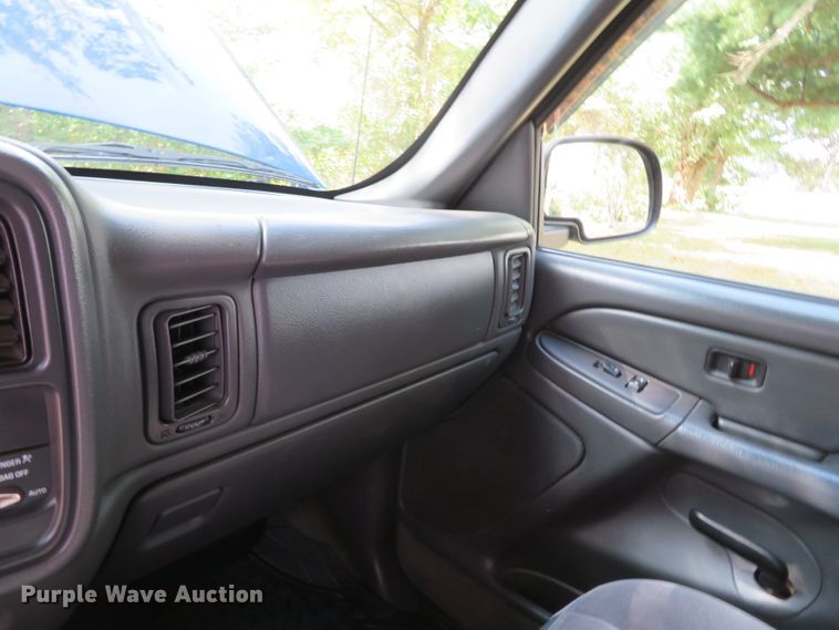 image for item DN5995 2004 GMC Sierra 1500  Ext. Cab pickup truck