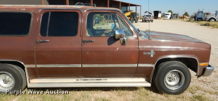 image for item HC9209 1988 Chevrolet Suburban  SUV