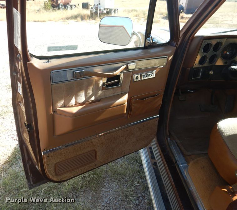 image for item HC9209 1988 Chevrolet Suburban  SUV