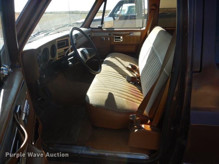 image for item HC9209 1988 Chevrolet Suburban  SUV