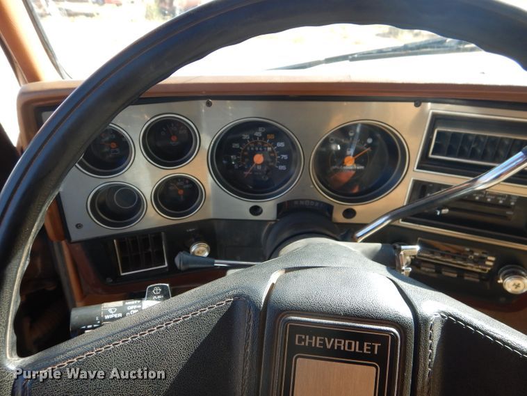 image for item HC9209 1988 Chevrolet Suburban  SUV