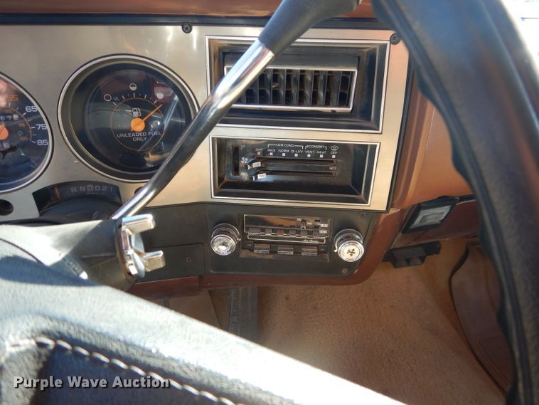 image for item HC9209 1988 Chevrolet Suburban  SUV