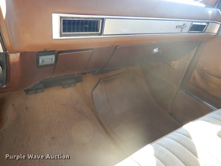 image for item HC9209 1988 Chevrolet Suburban  SUV