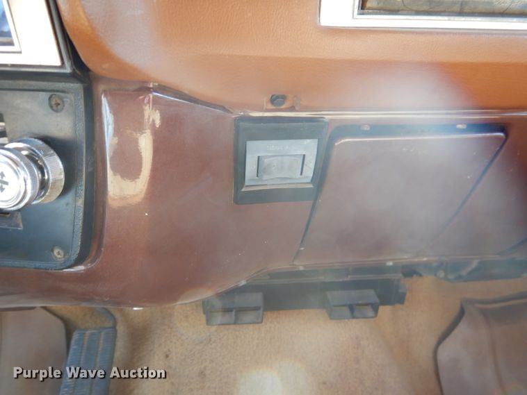 image for item HC9209 1988 Chevrolet Suburban  SUV