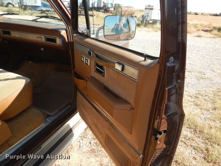 image for item HC9209 1988 Chevrolet Suburban  SUV