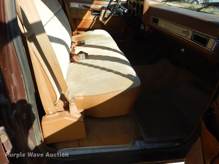 image for item HC9209 1988 Chevrolet Suburban  SUV