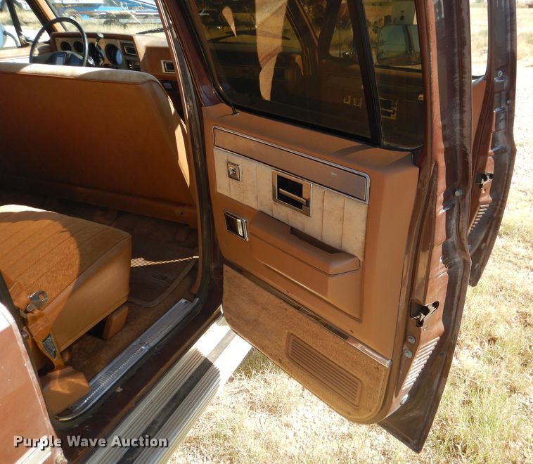 image for item HC9209 1988 Chevrolet Suburban  SUV