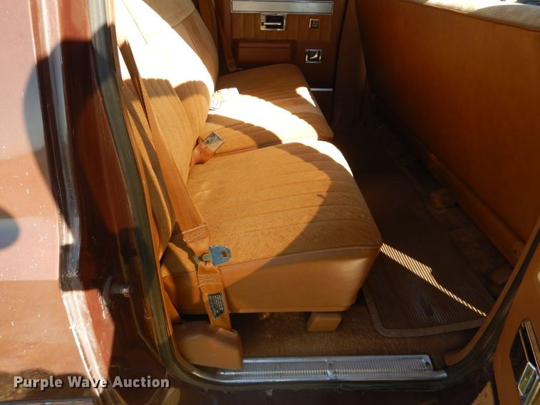 image for item HC9209 1988 Chevrolet Suburban  SUV