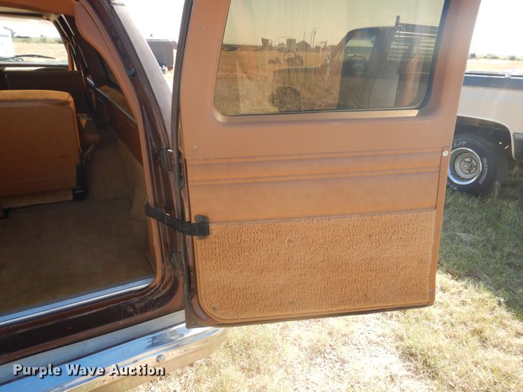 image for item HC9209 1988 Chevrolet Suburban  SUV