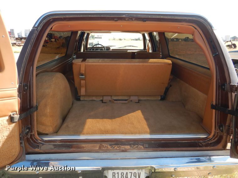 image for item HC9209 1988 Chevrolet Suburban  SUV