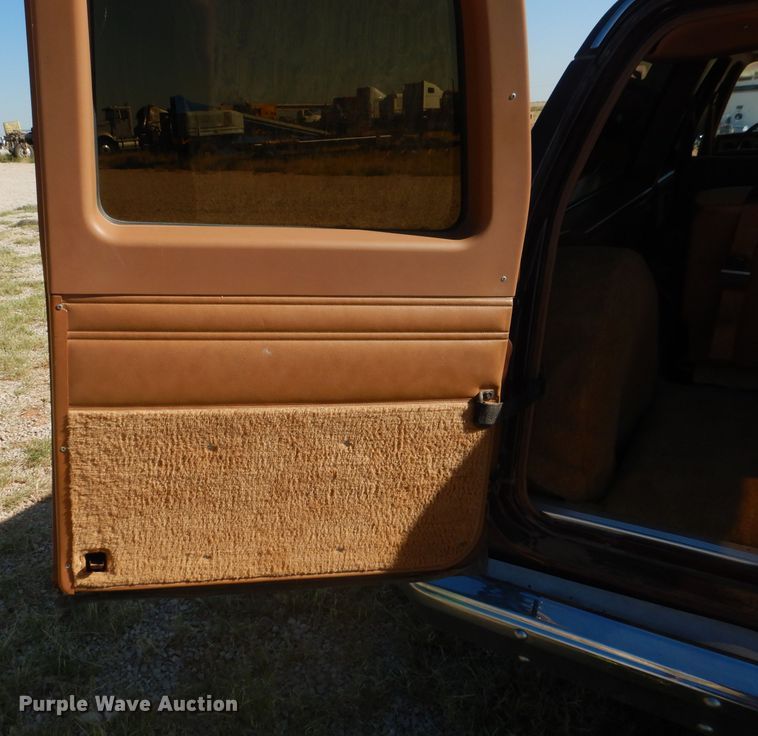 image for item HC9209 1988 Chevrolet Suburban  SUV