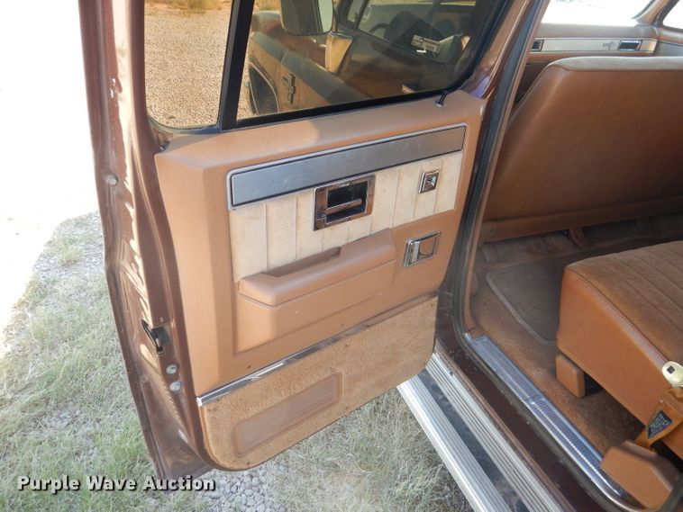 image for item HC9209 1988 Chevrolet Suburban  SUV