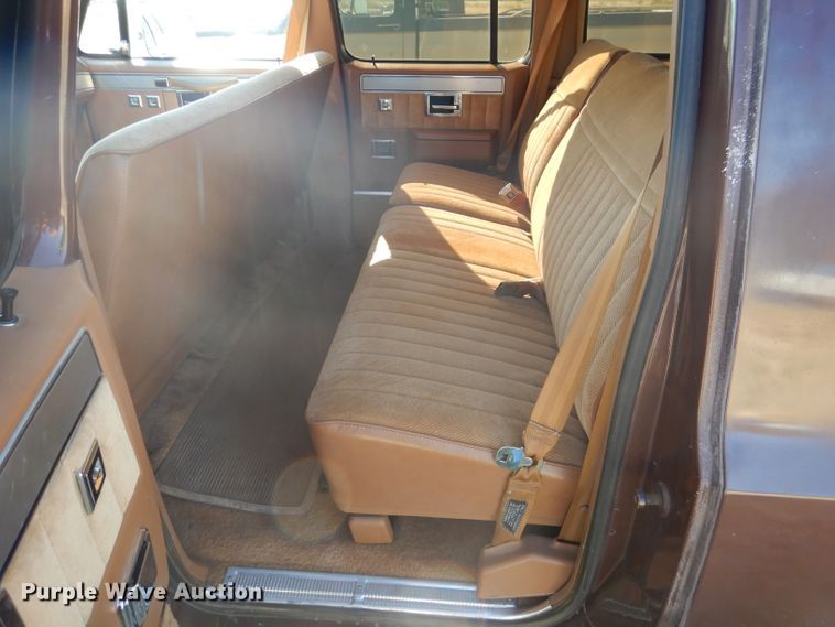 image for item HC9209 1988 Chevrolet Suburban  SUV