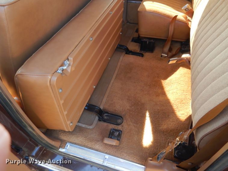 image for item HC9209 1988 Chevrolet Suburban  SUV