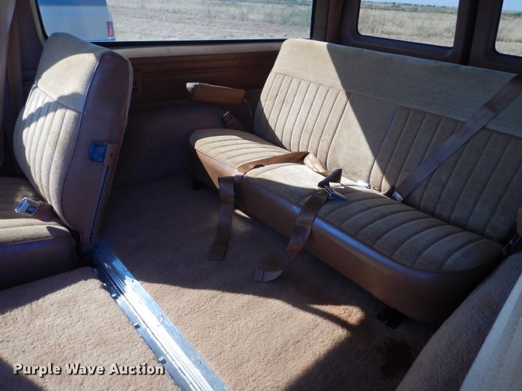 image for item HC9209 1988 Chevrolet Suburban  SUV