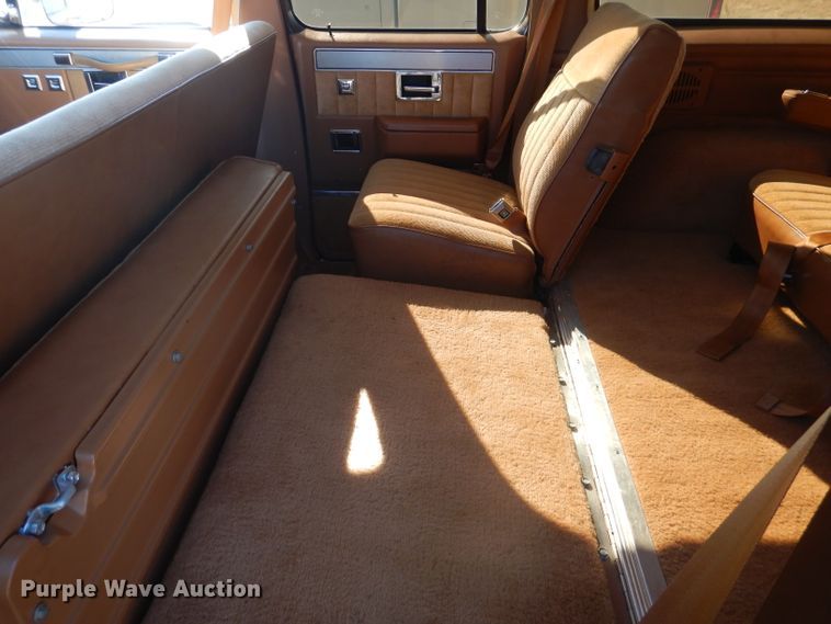 image for item HC9209 1988 Chevrolet Suburban  SUV